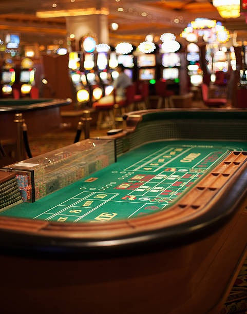 hoki88 slot app running on smartphone with live dealer video stream